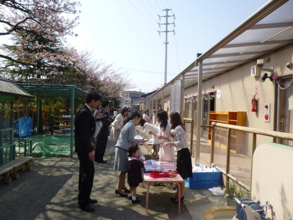 桜の花の下、いよいよ入園式です。