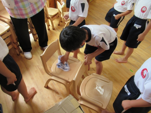 年中さんと年長さんは給食時、椅子が机代わりになるので、よく消毒します。